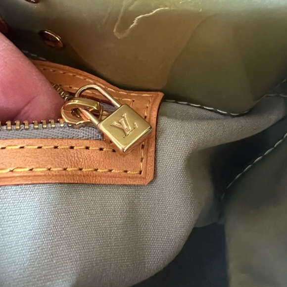 Louis Vuitton Monogram Vernis Reade PM tote bag in sage green patent leather. - Picture 7 of 17